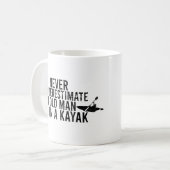 Unterschätzen Sie nie einen alten Mann in einem Ka Kaffeetasse (Vorderseite Links)