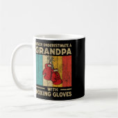 Unterschätzen Sie nie einen alten Mann mit Boxhand Kaffeetasse (Links)