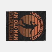 Unterschätzen Sie nie einen alten Mann mit einem R Fleecedecke (Vorderseite (Horizontal))