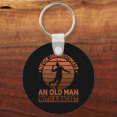 Unterschätzen Sie nie einen alten Mann mit einem R Schlüsselanhänger (Vorderseite)