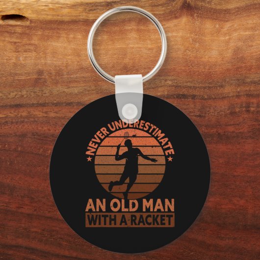 Unterschätzen Sie nie einen alten Mann mit einem R Schlüsselanhänger (Vorderseite)