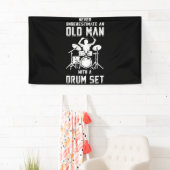 Unterschätzen Sie nie einen alten Mann mit einem T Banner (Insitu)