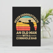 Unterschätzen Sie nie einen alten Mann mit einer C Einladung (Stehend Vorderseite)