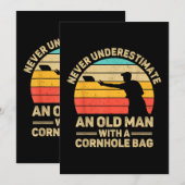 Unterschätzen Sie nie einen alten Mann mit einer C Einladung (Vorne/Hinten)