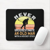 Unterschätzen Sie nie einen alten Mann mit Hockeys Mousepad (Mit Mouse)