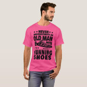 Unterschätzen Sie nie einen alten Mann mit Laufsch T-Shirt (Vorne ganz)