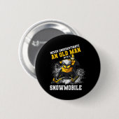 Unterschätzen Sie nie einen alten Mann mit Schneem Button (Vorne & Hinten)