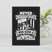 Unterschätzen Sie nie einen alten Mann mit Schneem Einladung (Stehend Vorderseite)