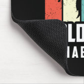 Unterschätzen Sie nie einen alten Mann mit schwarz Mousepad (Ecke)