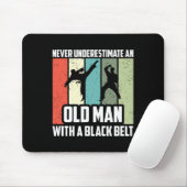 Unterschätzen Sie nie einen alten Mann mit schwarz Mousepad (Mit Mouse)