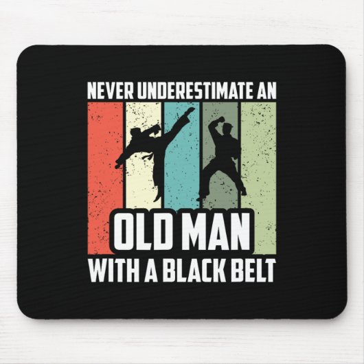 Unterschätzen Sie nie einen alten Mann mit schwarz Mousepad (Vorne)