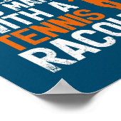 Unterschätzen Sie nie einen alten Mann mit Tennis Poster (Ecke)