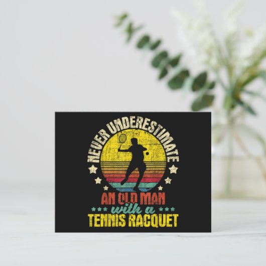 Unterschätzen Sie nie einen alten Mann - Tennisspi (Stehend Vorderseite)