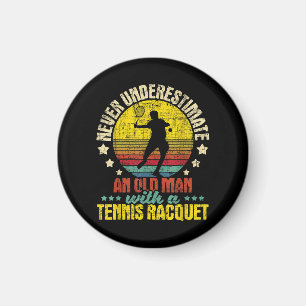 Unterschätzen Sie nie einen alten Mann - Tennisspi Magnet