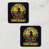 Unterschätzen Sie nie einen alten Mann - Tennisspi Quadratische Visitenkarte (Vorne/Hinten)