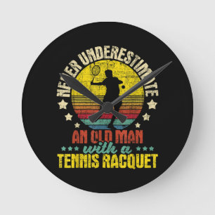 Unterschätzen Sie nie einen alten Mann - Tennisspi Runde Wanduhr