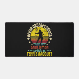 Unterschätzen Sie nie einen alten Mann - Tennisspi Schreibtischunterlage