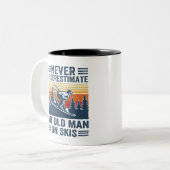 Unterschätzen Sie nie einen alten Skier Zweifarbige Tasse (Vorderseite Links)