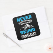 Unterschätzen Sie nie einen alten Skifahrer in Uta Quadratischer Aufkleber (Umschlag)