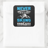 Unterschätzen Sie nie einen alten Skifahrer in Uta Quadratischer Aufkleber (Tasche)