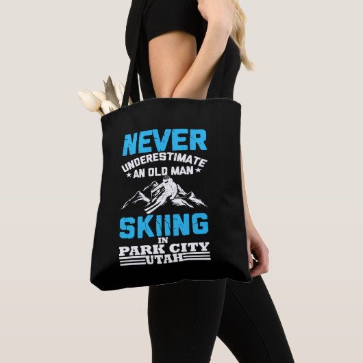 Unterschätzen Sie nie einen alten Skifahrer in Uta Tasche (Von Nahem)