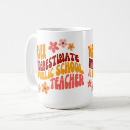 Unterschätzen Sie nie einen Lehrer an einer öffent Kaffeetasse (Vorderseite Links)