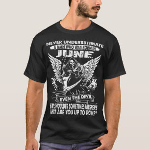 Unterschätzen Sie nie einen Mann, der geborenes i T-Shirt