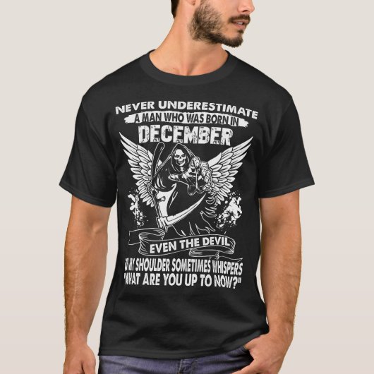 Unterschätzen Sie nie einen Mann, der im Dezember T-Shirt (Vorderseite)