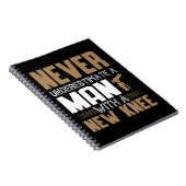 Unterschätzen Sie nie einen Mann mit neuem Knie-Er Notizblock (Rechte Seite)