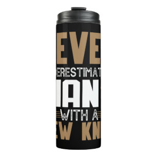 Unterschätzen Sie nie einen Mann mit neuem Knie-Er Thermosbecher
