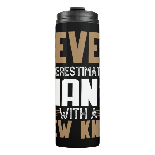 Unterschätzen Sie nie einen Mann mit neuem Knie-Er Thermosbecher (Vorderseite)