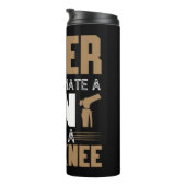 Unterschätzen Sie nie einen Mann mit neuem Knie-Er Thermosbecher (Nach rechts gedreht)