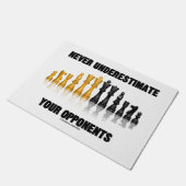 Unterschätzen Sie nie Ihre Gegner-Schach-Haltung Fußmatte (Schrägansicht)