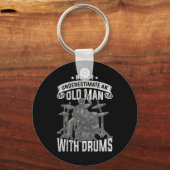 Unterschätzen Sie niemals alte Männer mit Trommeln Schlüsselanhänger (Vorderseite)