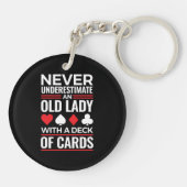 Unterschätzen Sie niemals das Deck der alten Frau Schlüsselanhänger (Rückseite)