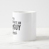 Unterschätzen Sie niemals den alten Typ auf der Fa Jumbo-Tasse (Vorderseite)