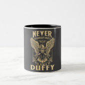 Unterschätzen Sie niemals den Power des Duffy Zweifarbige Tasse (Mittel)