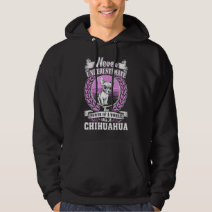Unterschätzen Sie niemals den Power einer Frau mit Hoodie