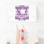 Unterschätzen Sie niemals den Power einer Golferin Banner (Insitu)