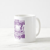 Unterschätzen Sie niemals den Power einer Golferin Kaffeetasse (VorderseiteRechts)