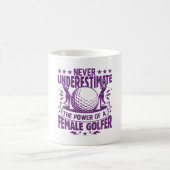 Unterschätzen Sie niemals den Power einer Golferin Kaffeetasse (Mittel)
