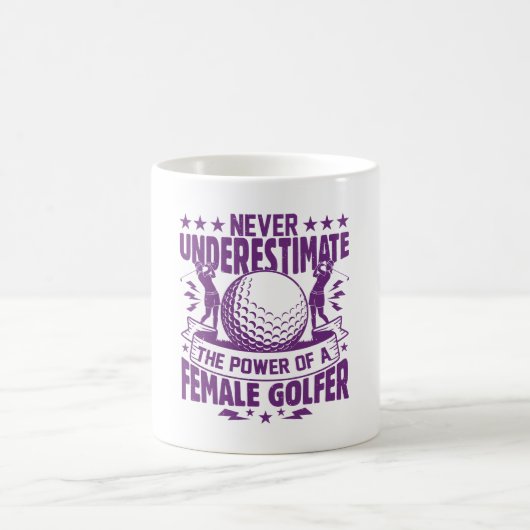 Unterschätzen Sie niemals den Power einer Golferin Kaffeetasse (Mittel)