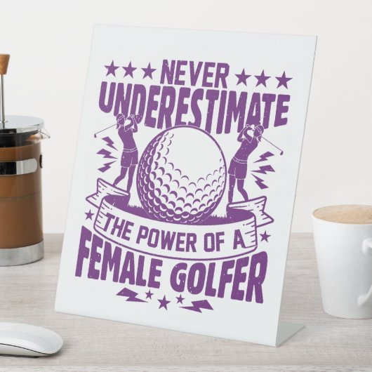 Unterschätzen Sie niemals den Power einer Golferin Sockelschild (In Situ)