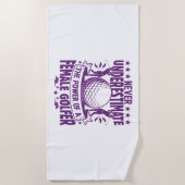 Unterschätzen Sie niemals den Power einer Golferin Strandtuch (Vorderseite)