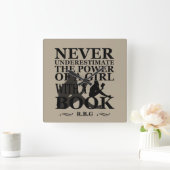 Unterschätzen Sie niemals den Power eines Buches Quadratische Wanduhr (Zuhause)