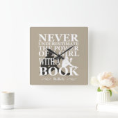 Unterschätzen Sie niemals den Power eines Buches Quadratische Wanduhr (Zuhause)