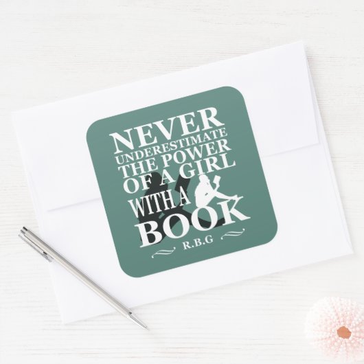 Unterschätzen Sie niemals den Power eines Buches Quadratischer Aufkleber (Umschlag)