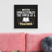Unterschätzen Sie niemals den Power eines Lehrers Leinwanddruck (Insitu (Wohnzimmer))