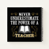 Unterschätzen Sie niemals den Power eines Lehrers Notizblock (Rückseite)