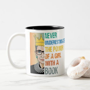 Unterschätzen Sie niemals den Power eines Mädche Zweifarbige Tasse